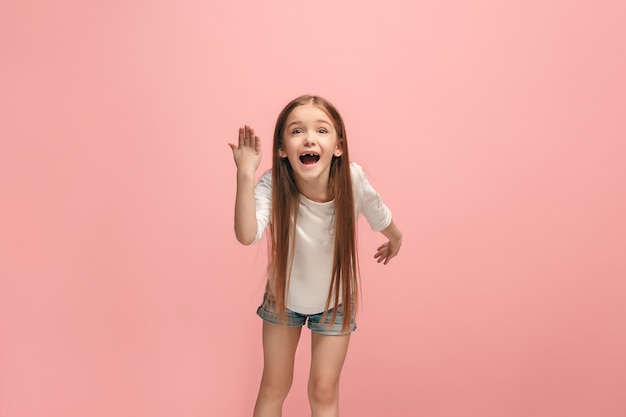 Discutir, argumentar concepto. Hermoso retrato femenino de medio cuerpo aislado en estudio rosa