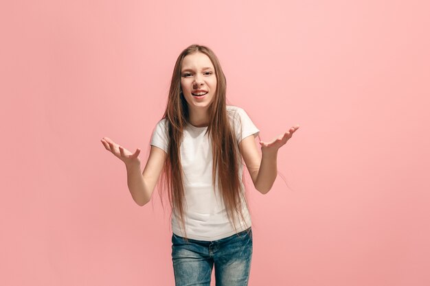 Discutir, argumentar concepto. Hermoso retrato femenino de medio cuerpo aislado sobre fondo rosa de estudio.