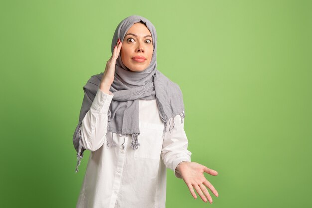 Discutir, argumentar concepto mujer árabe en hijab.