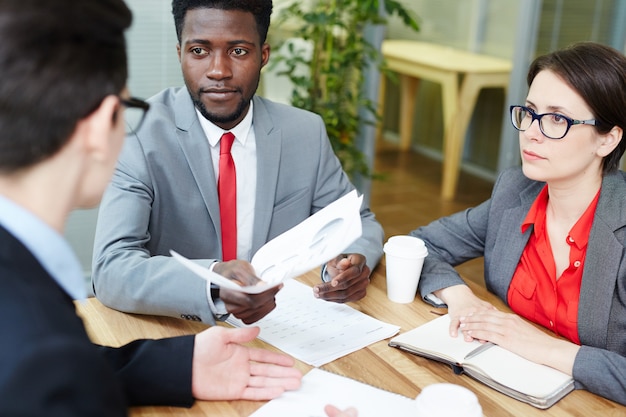 Discutir documentos financieros