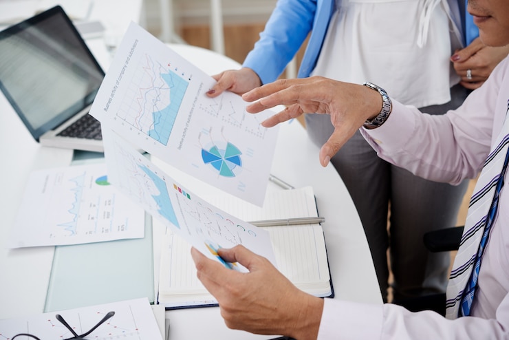 Foto gratuito discutir informes financieros