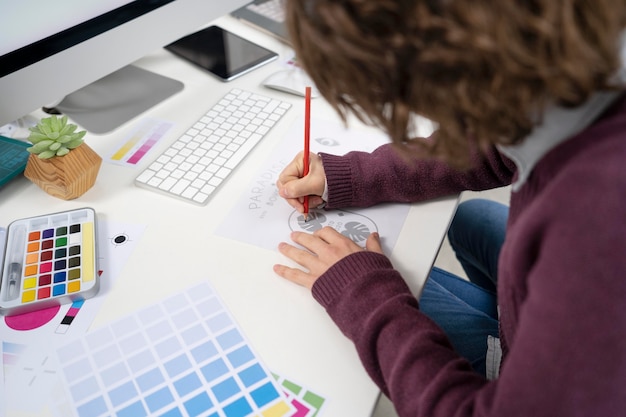 Diseñador gráfico haciendo un logo en un cuaderno