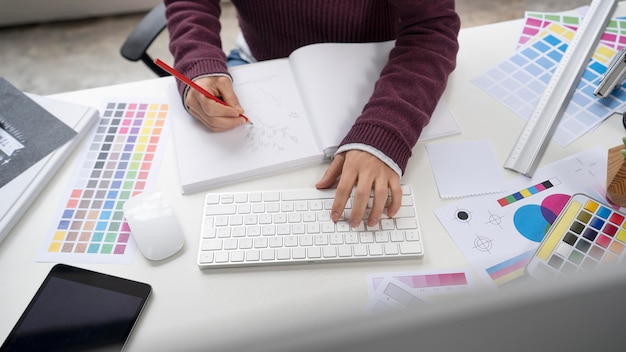 Diseñador gráfico haciendo un logo en un cuaderno