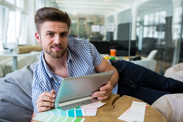 diseñador gráfico masculino que usa la tableta digital