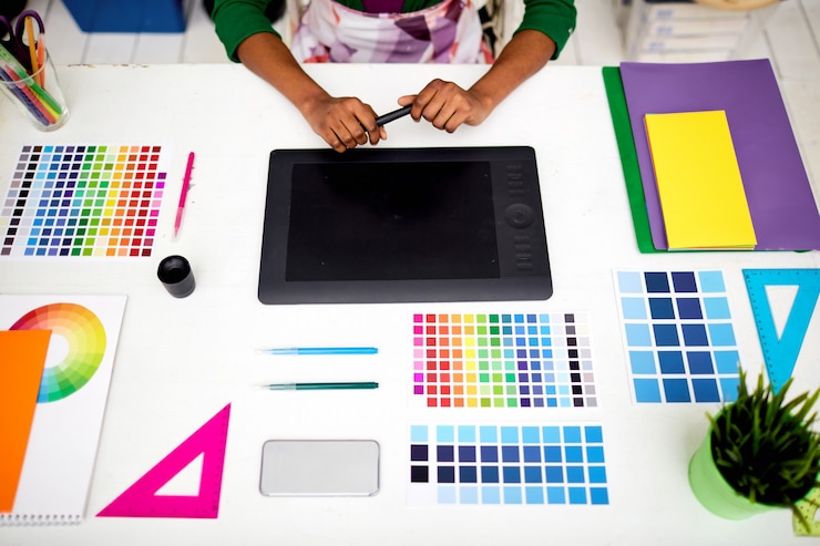 Foto gratuito diseñador gráfico en la oficina con herramientas