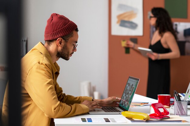 Diseñador de interiores trabajando fuera de la oficina