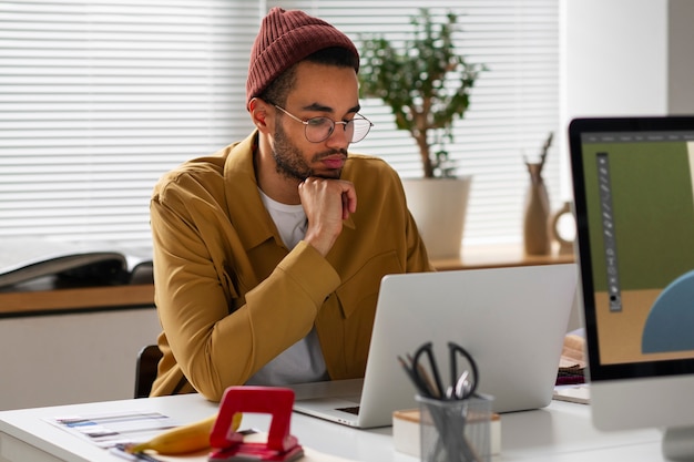 Diseñador de interiores trabajando fuera de la oficina