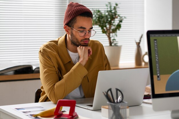 Diseñador de interiores trabajando fuera de la oficina