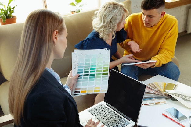 Diseñador de interiores trabajando con pareja joven.