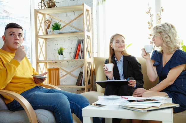 Diseñador de interiores trabajando con pareja joven