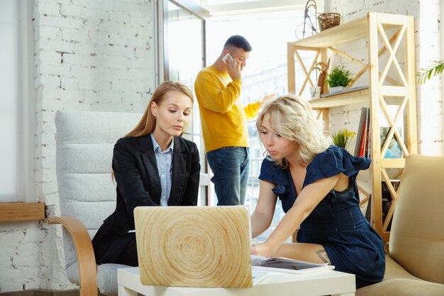 Foto gratuita diseñador de interiores trabajando con pareja joven