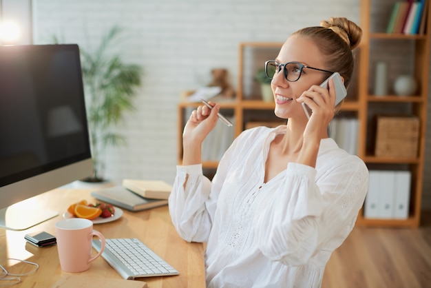 Diseñador de interiores en el trabajo