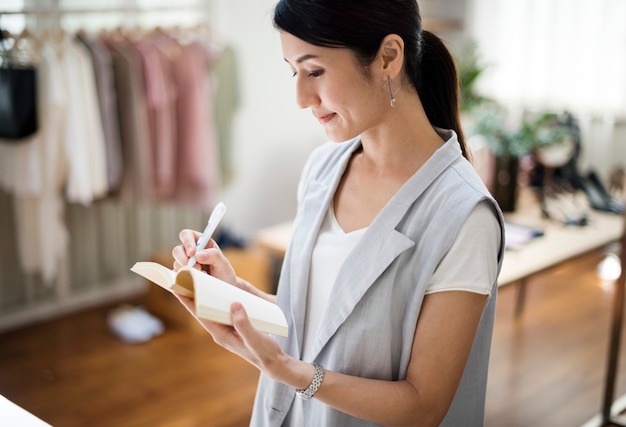 Diseñador de moda está trabajando en un proyecto.