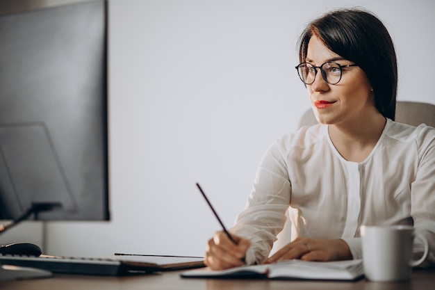 Diseñador de mujer joven que trabaja en el escritorio