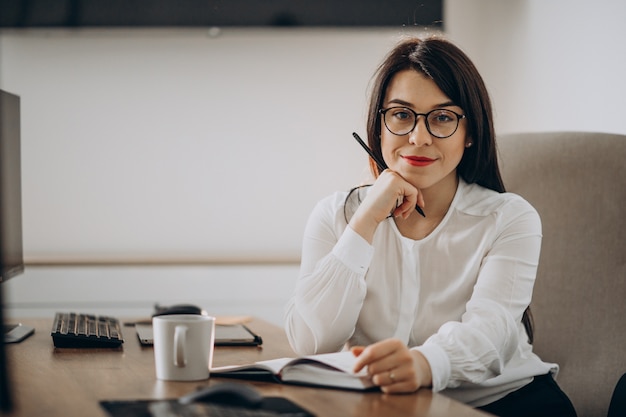 Diseñador de mujer joven que trabaja en el escritorio