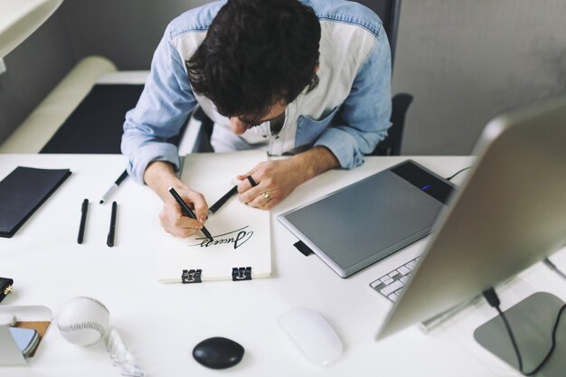 Diseñador en el trabajo en la oficina