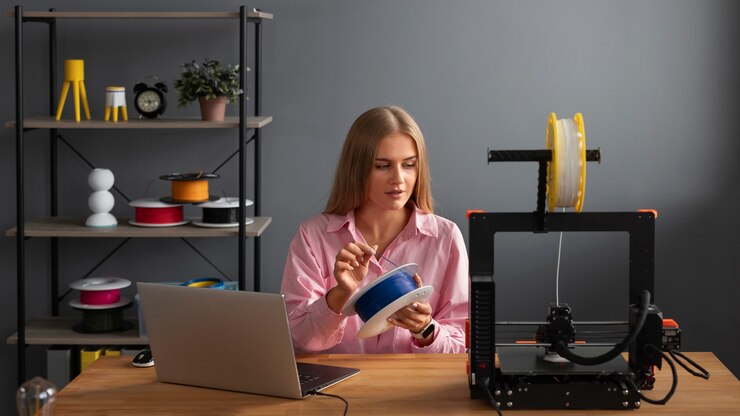 Foto gratuito diseñador usando una impresora 3d