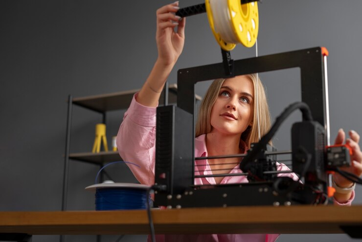 Foto gratuito diseñador usando una impresora 3d