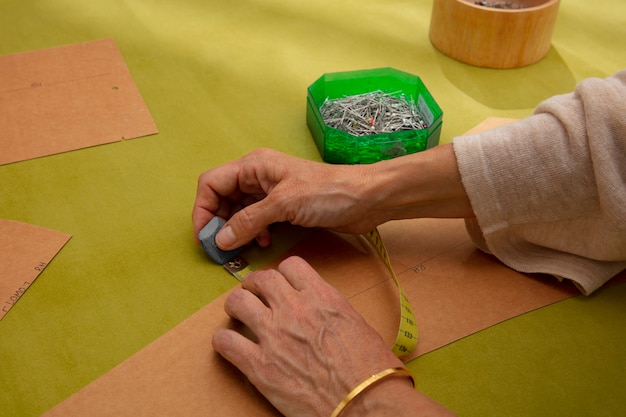 Foto gratuita diseñadora de moda femenina en el estudio trabajando en ropa