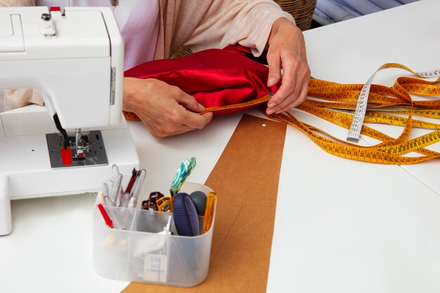 Diseñadora de moda femenina en el estudio trabajando en ropa