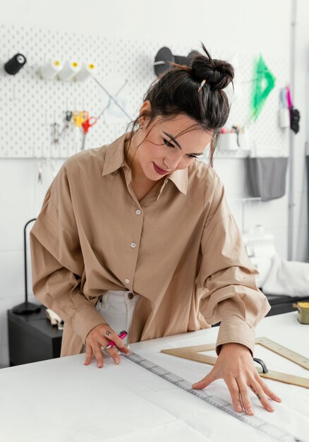 Diseñadora de moda trabajando sola en su taller