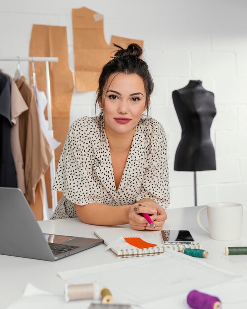 Diseñadora de moda trabajando en su taller.