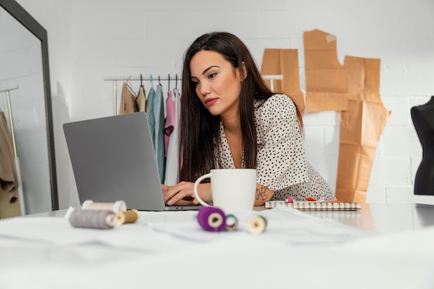 Diseñadora trabajando en su taller