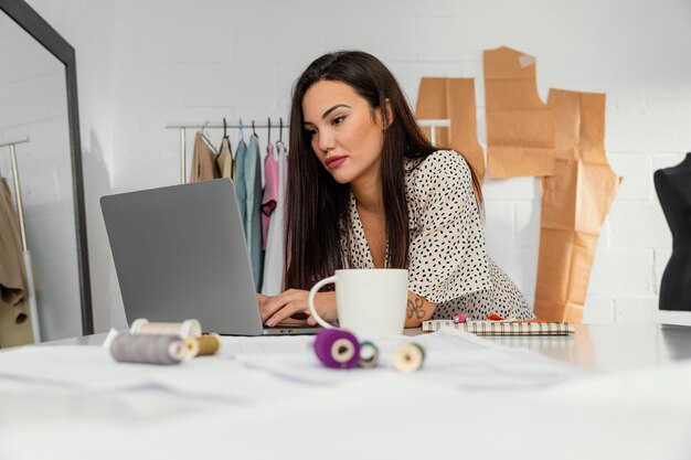 Diseñadora trabajando en su taller