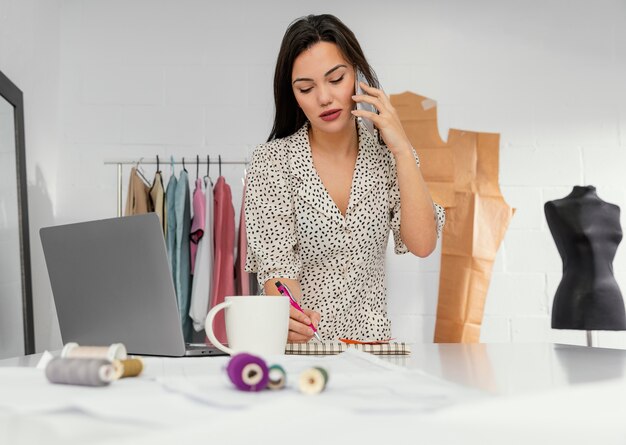 Diseñadora trabajando en su taller