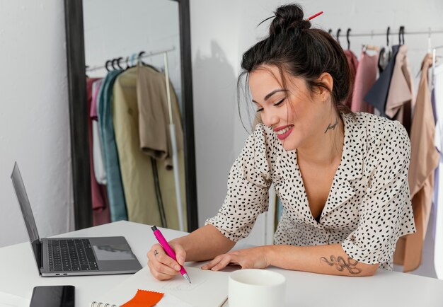 Diseñadora trabajando en su taller