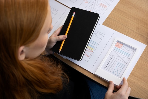 Diseñadora web femenina en la oficina con notebook