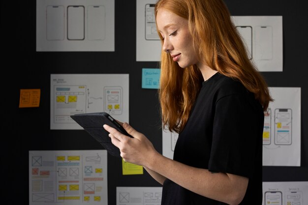 Diseñadora web femenina en la oficina con notebook