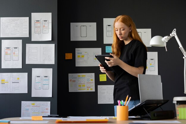 Diseñadora web femenina en la oficina con notebook