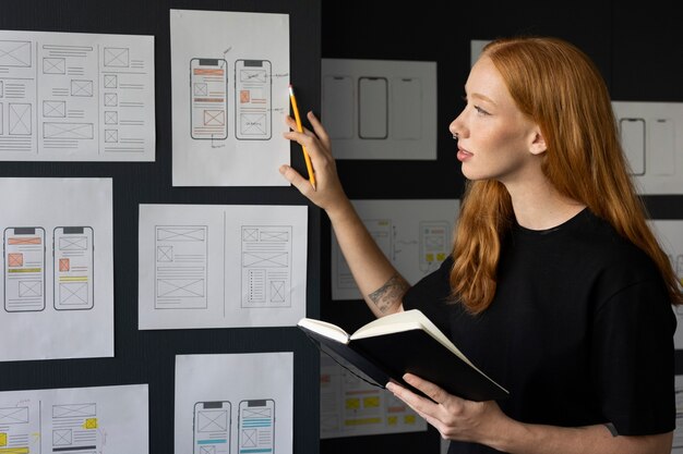 Diseñadora web femenina en la oficina con notebook