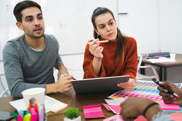 Diseñadores creativos trabajando juntos en un proyecto.