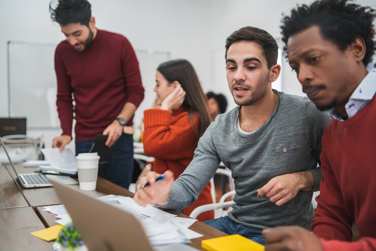 Foto gratuito diseñadores creativos trabajando juntos en un proyecto