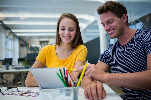 diseñadores gráficos masculinos y femeninos que discuten sobre la tableta digital