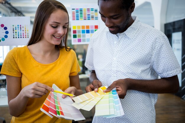 diseñadores gráficos masculinos y femeninos que elige el color del muestreador