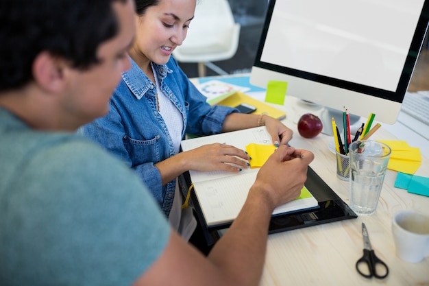 diseñadores gráficos masculinos y femeninos que escribe en el diario