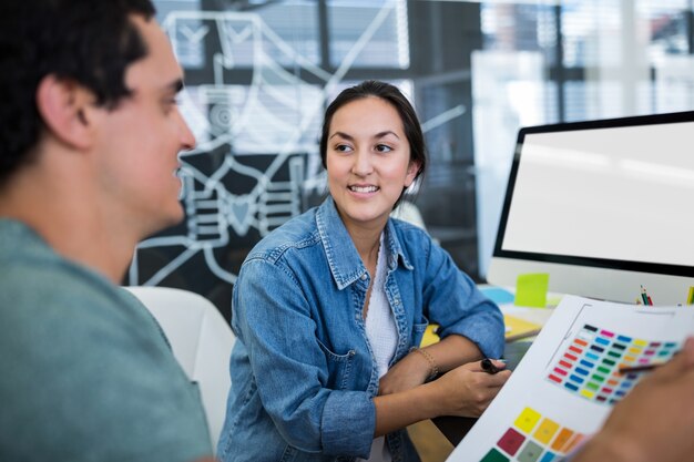 diseñadores gráficos masculinos y femeninos que interactúan entre sí