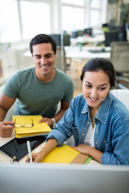 diseñadores gráficos masculinos y femeninos que trabajan junto