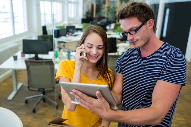 diseñadores gráficos masculinos y femeninos que usa la tableta digital de