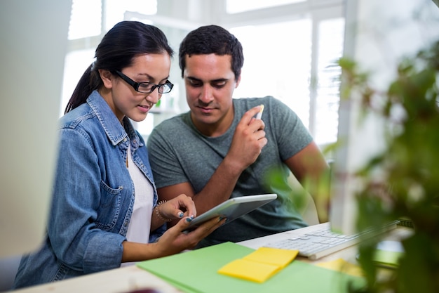 diseñadores gráficos masculinos y femeninos que usa la tableta digital de