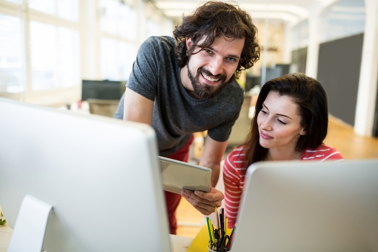 Foto gratuito diseñadores gráficos masculinos y femeninos con tableta digital