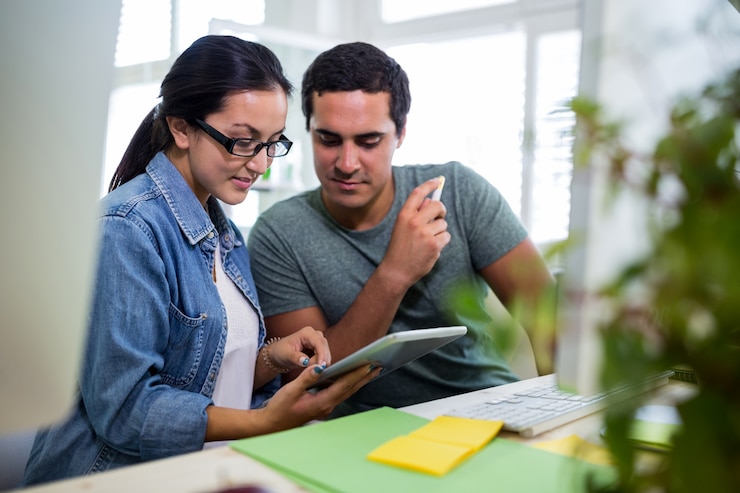 Foto gratuito diseñadores gráficos masculinos y femeninos con tableta digital