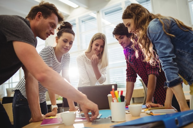 Foto gratuita los diseñadores gráficos en una reunión