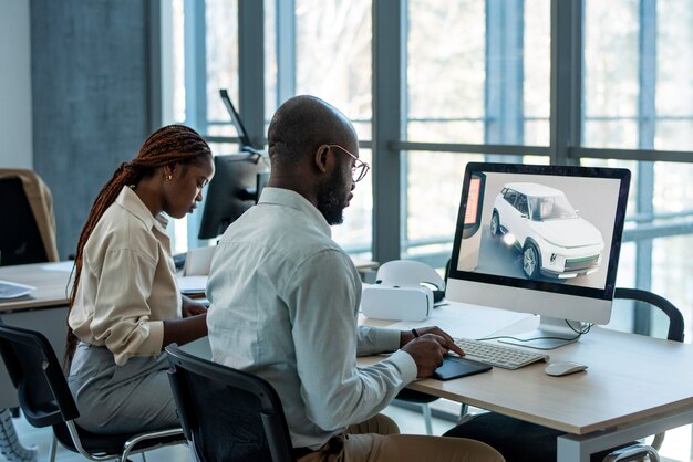 Diseñadores industriales que trabajan en el modelo 3d