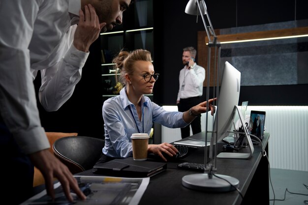 Diseñadores industriales que trabajan en la oficina con computadoras.