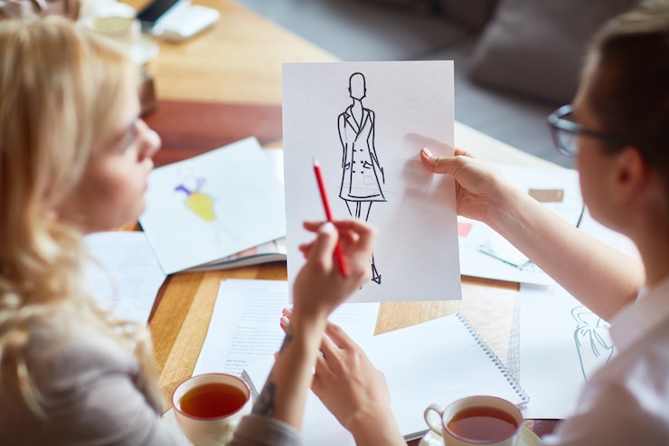Foto gratuito diseñadores de moda enfocados en el trabajo