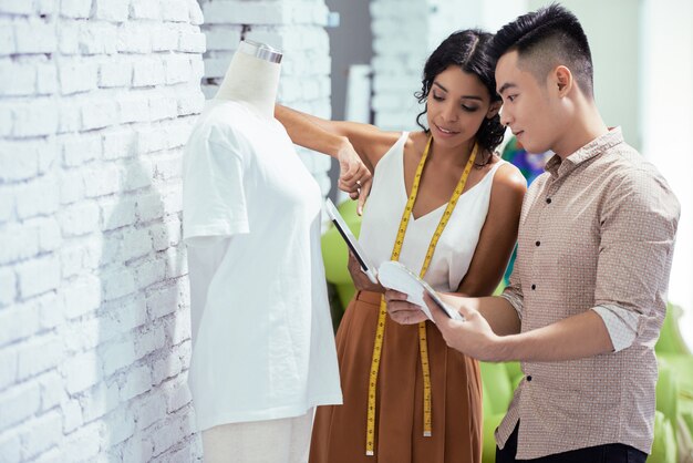 Diseñadores de moda trabajando en una nueva colección.